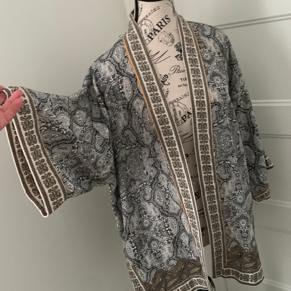 Beautiful top , can be worn with jeans , bathing suit , etc - Picture 1 of 3